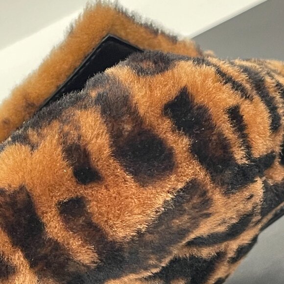 Fendi Baguette Medium FF Shearling Sheepskin Hand/Shoulder Bag (JB1297) - Picture 5 of 10